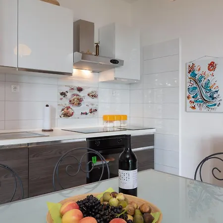 In Okrug Gornji Mit Grill Und Terrasse Trogir